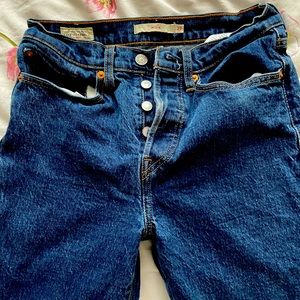 Dark blue Levi’s wedgie fit